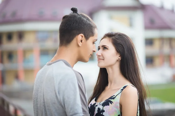 Jovem casal apaixonado — Fotografia de Stock