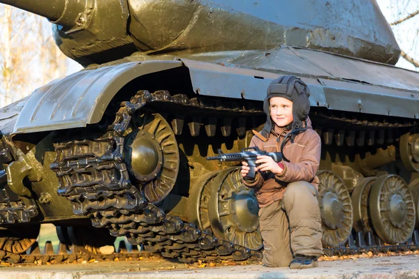बंदूक के साथ युवा लड़के का चित्र — स्टॉक फ़ोटो, इमेज
