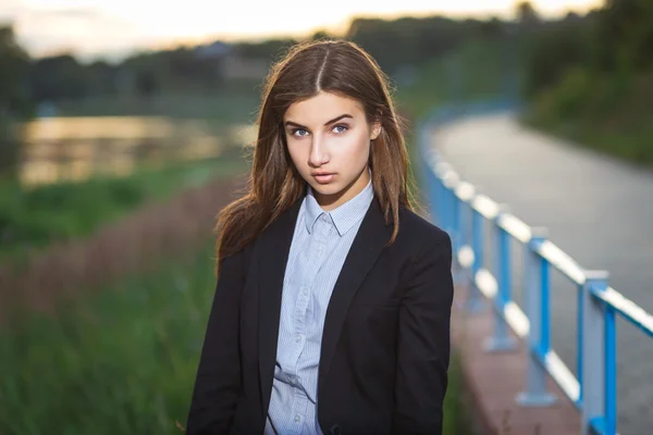 Mooi jong brunette meisje — Stockfoto