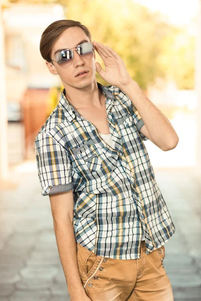 Porträt eines gutaussehenden Mannes — Stockfoto