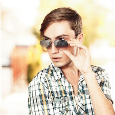 yakışıklı bir adam portresi