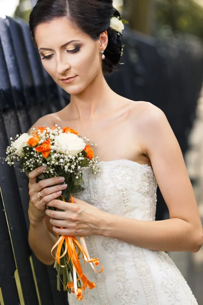 Beautiful young bride — Stock Photo, Image