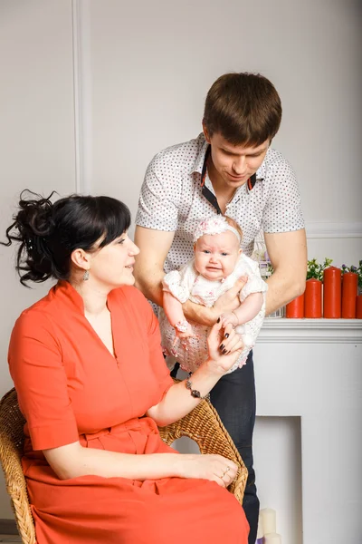 Jonge prachtige familie — Stockfoto