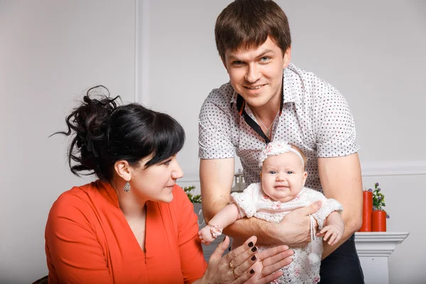 Jonge prachtige familie — Stockfoto