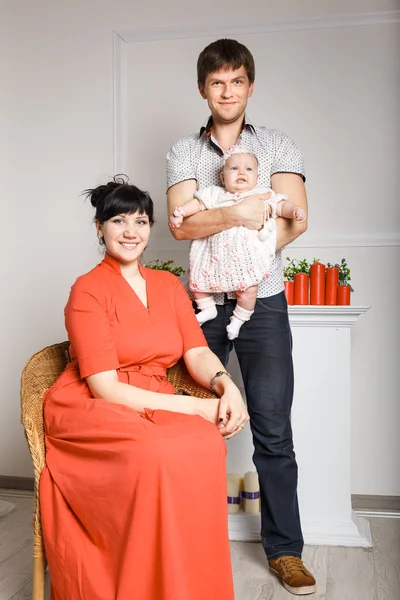 Jonge prachtige familie — Stockfoto