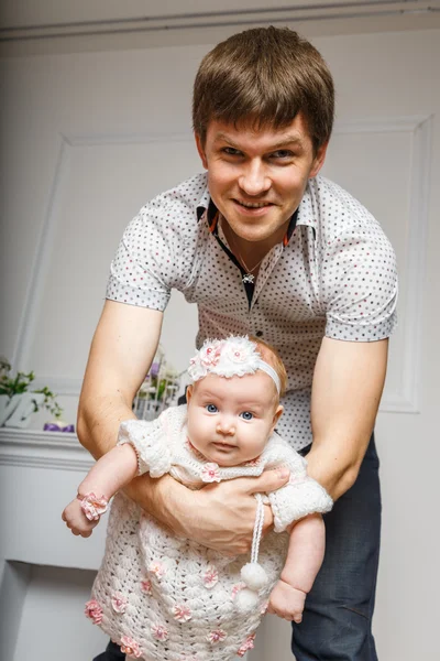 Jonge prachtige familie — Stockfoto