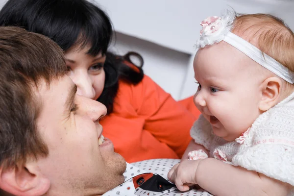 Jonge prachtige familie — Stockfoto