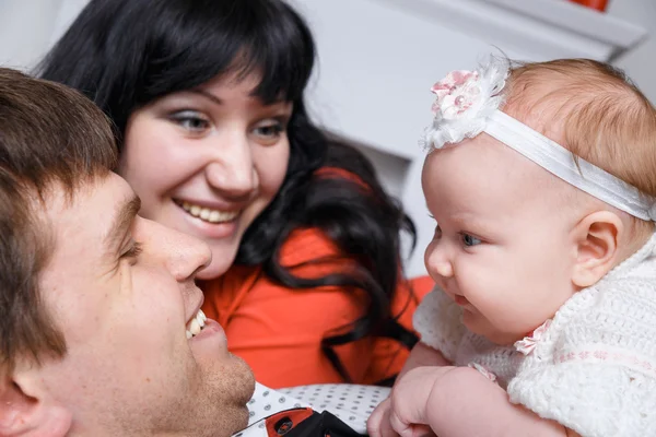 Ung vacker familj — Stockfoto