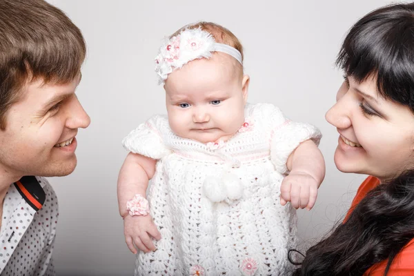 Jonge prachtige familie — Stockfoto