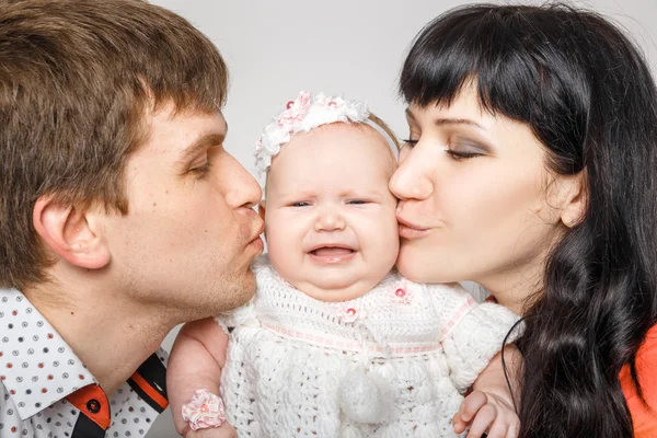 Jonge prachtige familie — Stockfoto