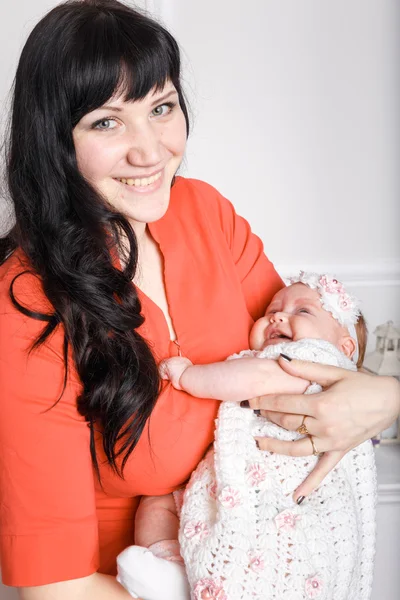 Hermosa y feliz mamá —  Fotos de Stock