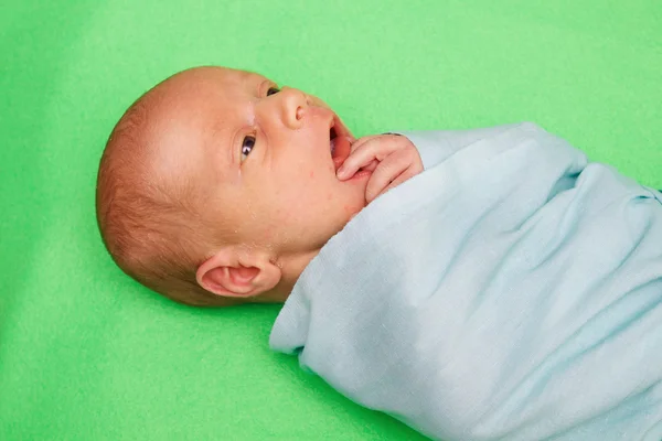 Bebé recién nacido acostado sobre cubierta verde —  Fotos de Stock