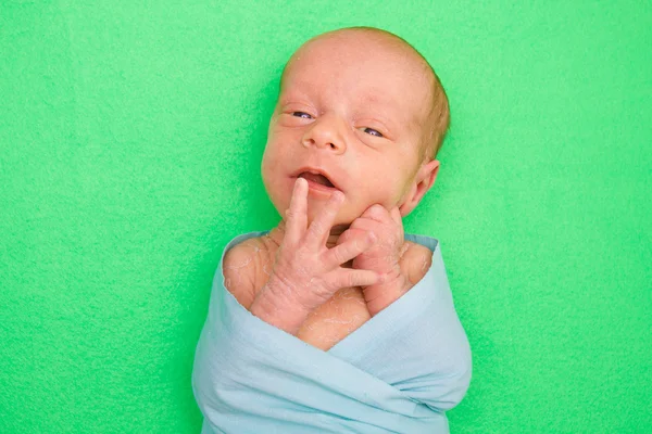 Newborn Baby laying on green cover — Stock Photo, Image