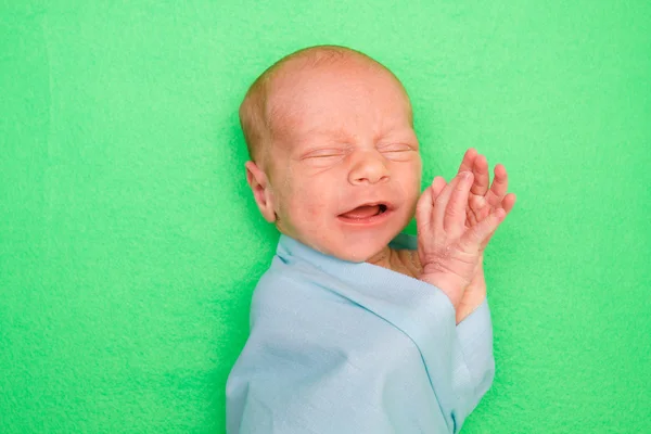 Newborn Baby laying on green cover — Stock Photo, Image