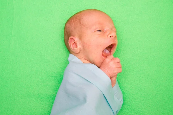 Yeni doğan bebek yeşil kapak üzerinde döşeme — Stok fotoğraf