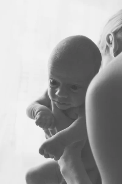 Madre feliz sosteniendo a su bebé —  Fotos de Stock