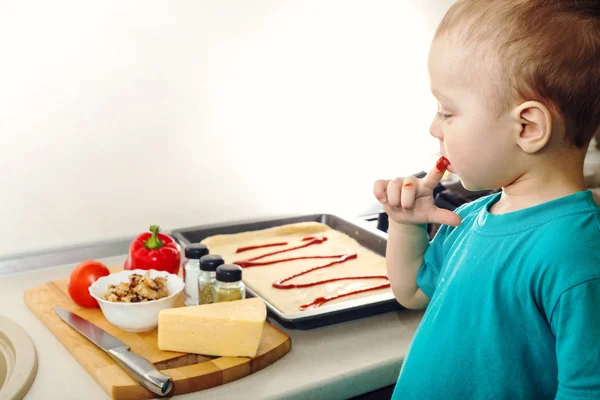 Kleine jongen pizza maken — Stockfoto