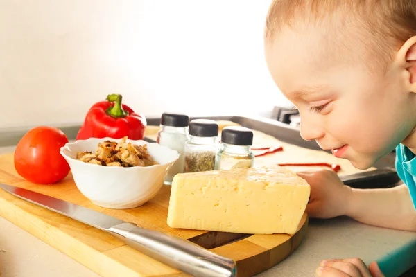 Menino pequeno fazendo pizza — Fotografia de Stock