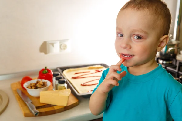 Liten pojke att göra pizza — Stockfoto