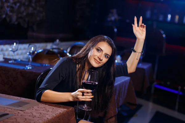 Beautiful young woman calling the waitress — Stock Photo, Image