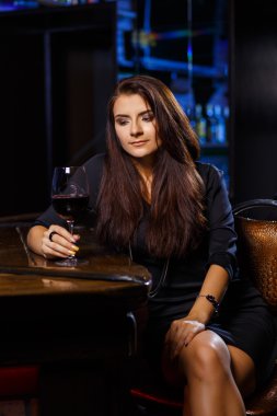 gece kulübünde güzel kadın