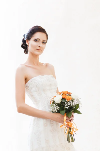 Beautiful young bride — Stock Photo, Image