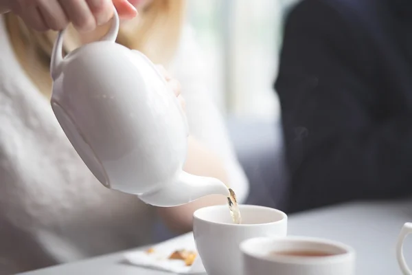 女性的浇注茶 — 图库照片