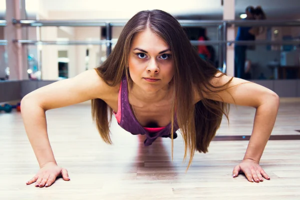 Fitness-Frau trainiert — Stockfoto