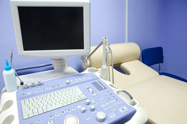 Interior da sala de exame com máquina de ultra-sonografia — Fotografia de Stock