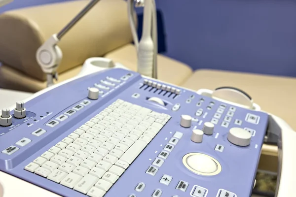 Interior da sala de exame com máquina de ultra-sonografia — Fotografia de Stock