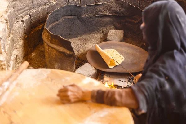 Mulher árabe velha prepara pão — Fotografia de Stock