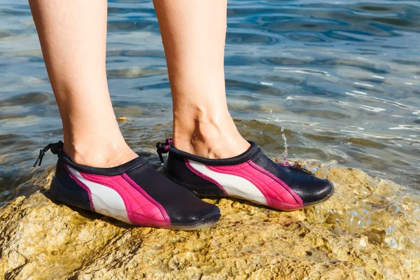Vermelden Toelating beha Stockfoto's van Zwemmen schoenen, rechtenvrije afbeeldingen van Zwemmen  schoenen | Depositphotos