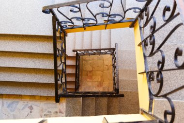 Üç katlı merdiven bakıyor