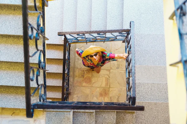 Женщина смотрит с нижней трехэтажной лестницы — стоковое фото