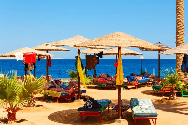 People resting on the beach — Stock Photo, Image