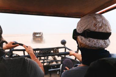 Genç çift sürme adamcağız araba çölde