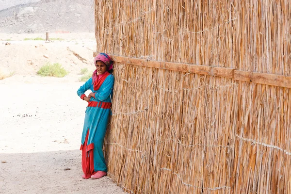 Chica beduina no identificada en el pueblo —  Fotos de Stock