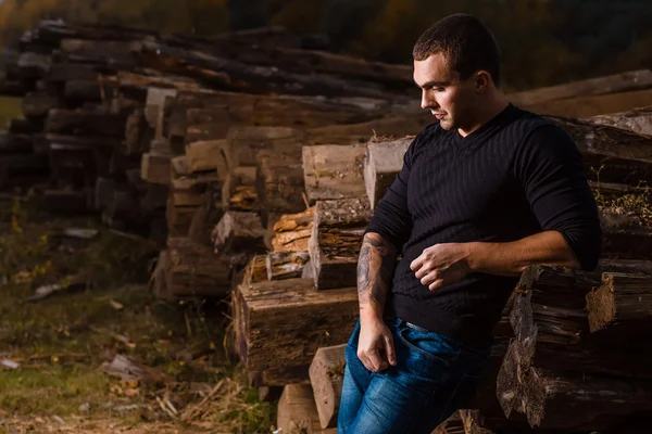 Casual giovane uomo in piedi all'aperto — Foto Stock