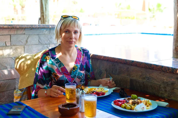 Young woman enjoying a meal — Stockfoto