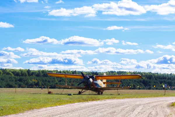 Vintage single-engine biplane aircraft — Stock Photo, Image