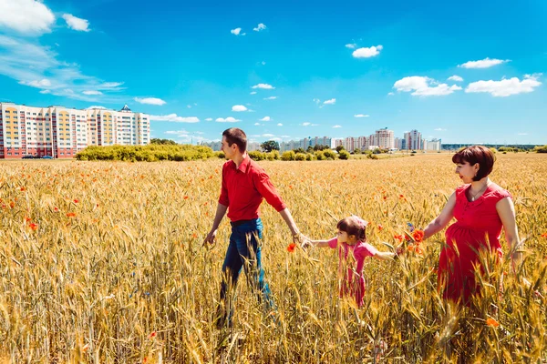 Junge Familie — Stockfoto