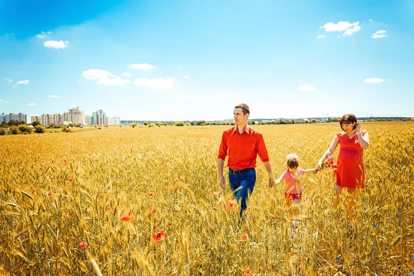 Junge Familie — Stockfoto