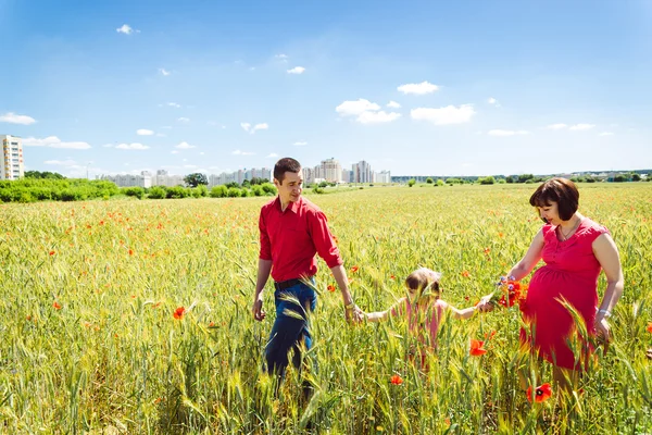 Junge Familie — Stockfoto