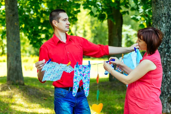 Young couple man and his pregnant wife — Stock Photo, Image