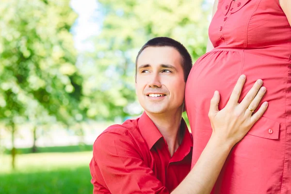 Πορτρέτο του πατέρα με την έγκυο γυναίκα — Φωτογραφία Αρχείου