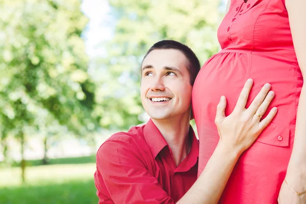 Πορτρέτο του πατέρα με την έγκυο γυναίκα — Φωτογραφία Αρχείου