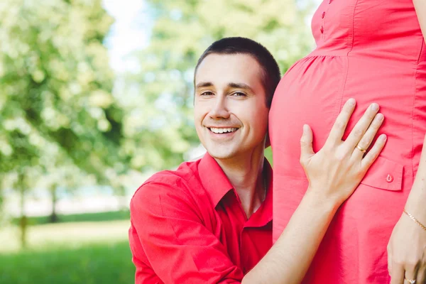 Ritratto di padre con moglie incinta — Foto Stock