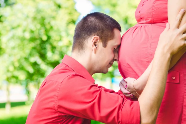 Man omvat een buik — Stockfoto