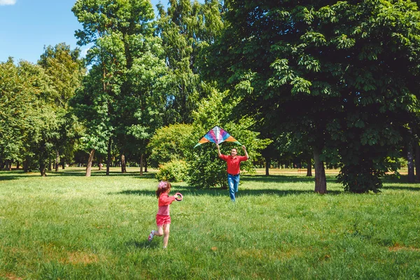 Kız ve babası bir uçurtma ile oynamak. — Stok fotoğraf