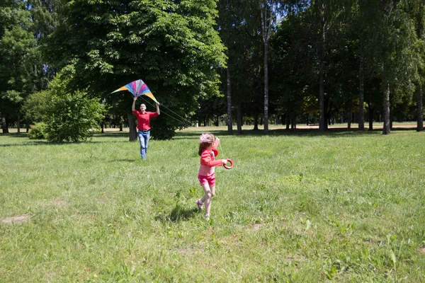 Dziewczyna i jej ojciec grać z latawcem. — Zdjęcie stockowe